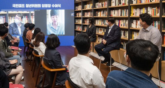 [서울=뉴시스] 국회사진기자단 = 국민의힘 대권주자인 윤석열 전 검찰총장이 3일 서울 강남구 최인아책방에서 열린 청년위원회 임명장 수여식에서 화상 연결을 통한 전국 청년의 목소리를 듣고 있다. 2021.10.03. photo@newsis.com