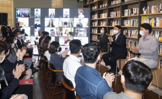 [서울=뉴시스] 국회사진기자단 = 국민의힘 대권주자인 윤석열 전 검찰총장이 3일 서울 강남구 최인아책방에서 열린 청년위원회 임명장 수여식에 참석해 있다. 2021.10.03. photo@newsis.com