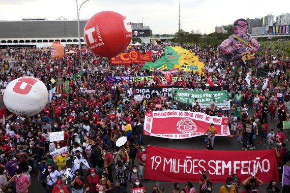 [AP/뉴시스] 2일 브라질 수도 브라질리아에서 시위자들이 정부의 코로나19 방역 실패와 백신구매 부패 혐의를 규탄하며 자이르 보우소나루 대통령 탄핵을 요구하고 있다. 브라질은 지난주 평균 하루 2만1000명 감염되고 510명 씩 사망했다
