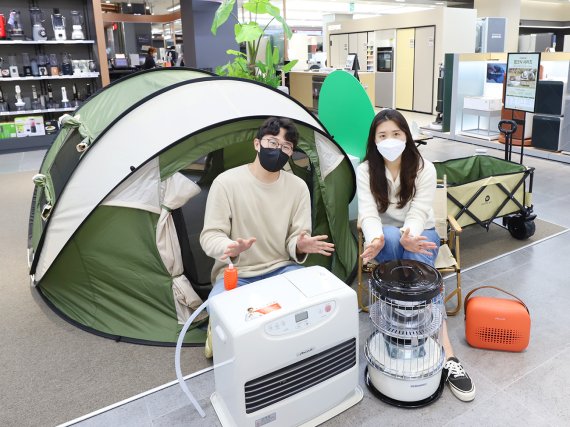 롯데하이마트 대치점에서 모델들이 캠핑용 히터 제품을 선보이고 있는 모습