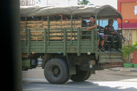 [카야(미얀마)=AP/뉴시스]지난 5월23일 미얀마 동부 카야 주에서 순찰 중인 군사정권 군대와 경찰. 2021.10.03.photo@newsis.com