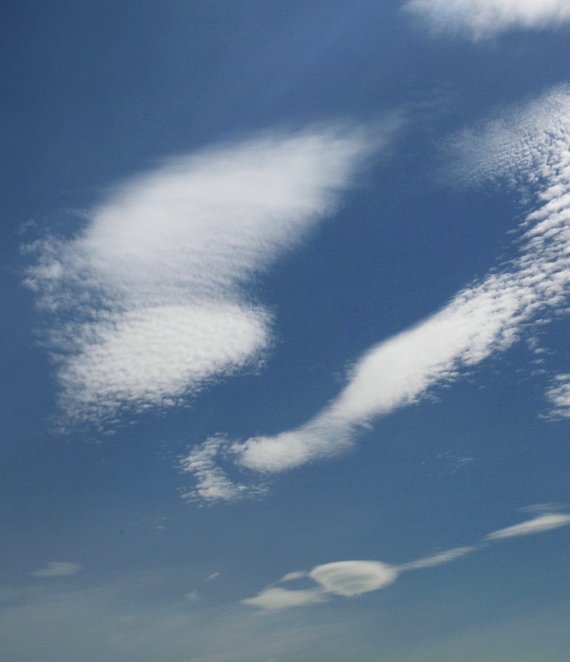 제75주년 광복절을 하루 앞둔 14일 울산 하늘에 한반도와 일본 열도를 닮은 구름이 보이고 있다. 2020.8.14/뉴스1 © News1 윤일지 기자