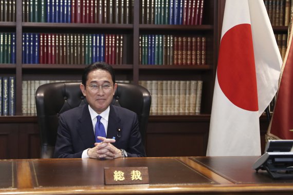 [도쿄(일본)=AP/뉴시스]지난달 29일 새 일본 집권 자민당 총재로 선출된 기시다 후미오가 도쿄의 당 본부에서 기자회견을 한 후 총재 자리에 앉아 사진 촬영을 하고 있다. 그는 4일 새 일본 총리로 취임한다. 2021.10.04.