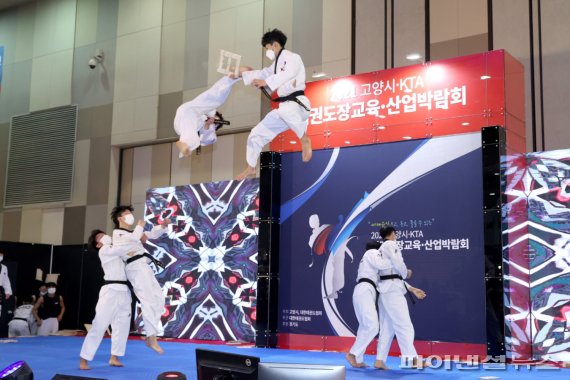 대한태권도협회 시범단 10월2일 태권도장교육산업박람회 개회식에서 공중격파 시연. 사진제공=고양시