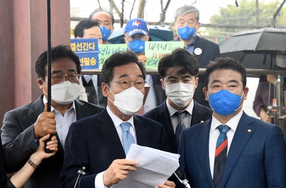 (파주=뉴스1) 국회사진취재단 = 더불어민주당 대선 예비후보인 이낙연 전 대표가 4일 오전 경기도 파주시 임진각 경의선 장단역 증기기관차 야외전시장에서 외교·안보·통일분야 정책발표를 하고 있다. 2021.10.4/뉴스1