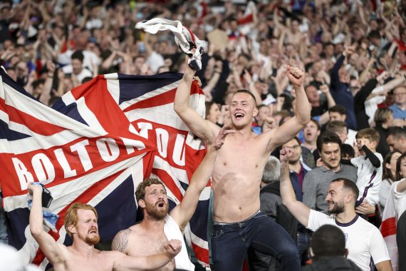 [런던=AP/뉴시스] 지난 7월7일(현지시간) 영국 런던의 웸블리 경기장에서 잉글랜드와 덴마크의 유로 2020 준결승전을 지켜보던 축구 팬들 2021.07.08.
