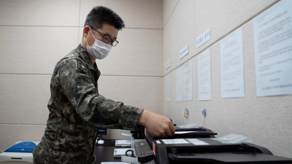 남북이 통신연락선을 복원한 2021년 10월 4일 군 관계자가 대북 직통선 시험 팩스를 발송하고 있다. 북한이 한미 연합훈련에 반발해 8월 10일부터 무응답으로 단절한 지 55일 만이다. 사진=국방부 제공