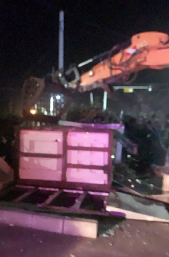 지난 1월16일 오전 4시30분쯤 제주 서귀포시 표선면에서 A씨(36)가 훔친 굴삭기로 ATM을 부숴 ATM 안에 있던 현금을 훔치려던 황당한 사건이 벌어졌다.(독자 제공)© 뉴스1