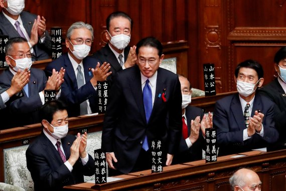 기시다 후미오 일본 자민당 총재(앞줄 왼쪽 두번째)가 4일 일본 도쿄 지요다구 국회에서 총리 지명선거를 거쳐 일본의 제100대 총리로 선출되자 박수를 받으며 인사하고 있다. 이날 오후 기시다 내각이 발족했다. 로이터뉴스1