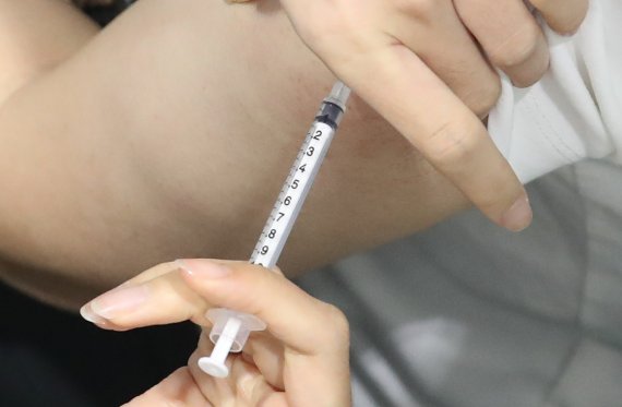 1일 오후 서울 서대문구의 한 센터에 마련된 신종 코로나바이러스 감염증(코로나19) 백신 예방 접종센터에서 백신 접종이 진행되고 있다. © News1 송원영 기자