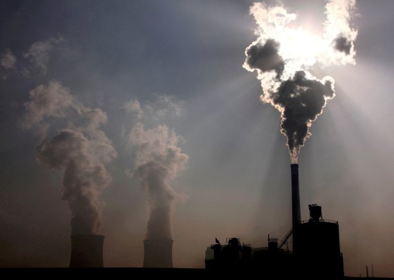 중국이 석탄 부족으로 심각한 전력난을 겪고 있다. 사진은 중국 내몽골 바오터우시의 한 공장 뒤편에 석탄발전소의 모습. © 로이터=뉴스1 © News1 금준혁 기자
