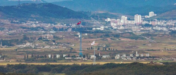 경기도 파주 접경지역에서 바라본 비무장지대(DMZ) 북한 기정동 마을의 인공기와 남한 대성동 마을의 태극기가 나란히 펄럭이는 모습. 2021.9.27/뉴스1 © News1 이승배 기자 /사진=뉴스1