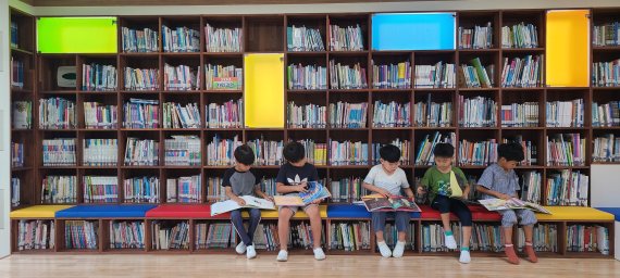 전남 화순 천태초등학교의 하늘별나르샤 도서관을 이용하는 아이들(전남도교육청 제공)/뉴스1
