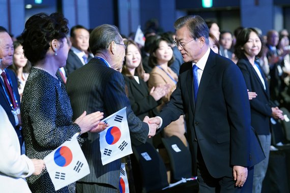 文대통령, 세계한인의 날 기념식…"동포사회 유대 한층 굳건해지길"