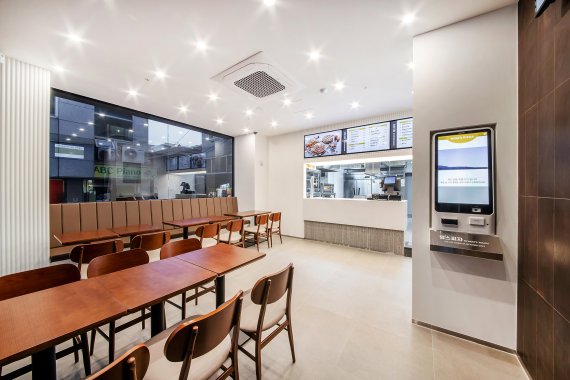 맘스터치가 5일 문을 연 '맘스피자' 화랑대역점 내부 전경.