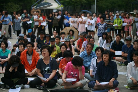 【춘천=뉴시스】전형준 기자 = 13일 오후 강원 춘천시 석사동 휴먼타운아파트 단지 내에서 공기업인 한국토지주택공사(LH)가 남의 땅에 아파트를 지어 사기분양을 했다며 주민들이 강하게 반발하고 있는 가운데 참석한 주민들이 비대위관계자의 재산권 침해를 막기위한 설명회를 듣고 있다. jhj2529@newsis.com