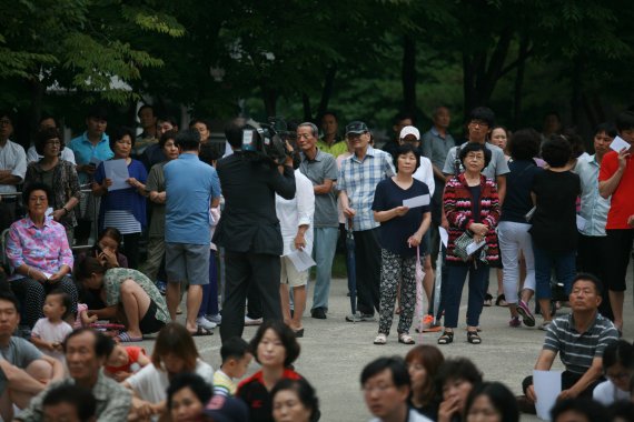 【춘천=뉴시스】전형준 기자 = 13일 오후 강원 춘천시 석사동 휴먼타운아파트 단지 내에서 공기업인 한국토지주택공사(LH)가 남의 땅에 아파트를 지어 사기분양을 했다며 주민들이 강하게 반발하고 있는 가운데 참석한 주민들이 비대위관계자의 재산권 침해를 막기위한 설명회를 듣고 있다. jhj2529@newsis.com