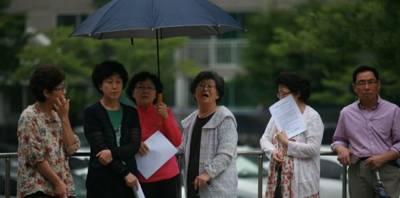 【춘천=뉴시스】전형준 기자 = 13일 오후 강원 춘천시 석사동 휴먼타운아파트 단지 내에서 공기업인 한국토지주택공사(LH)가 남의 땅에 아파트를 지어 사기분양을 했다며 주민들이 강하게 반발하고 있는 가운데 참석한 주민들이 비대위관계자의 재산권 침해를 막기위한 설명회를 듣고 있다. jhj2529@newsis.com