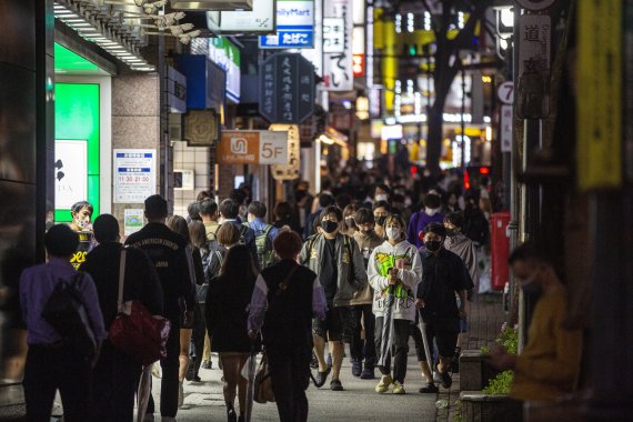 [도쿄=AP/뉴시스] 일본에서 기승을 부리던 코로나19에 새로 걸리는 환자가 크게 줄어드는 가운데 1일 밤 수도 도쿄의 번화가가 인파로 붐비고 있다. 이날부터 도쿄를 포함한 19개 도도부현에 내린 긴급사태 선언이 풀렸다. 2021.10.03
