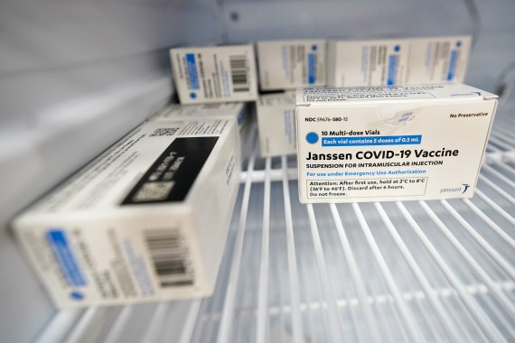 [뉴욕=AP/뉴시스]지난 4월8일(현지시간) 미국 뉴욕에 있는 코로나19 백신 접종소 냉장고에 존슨앤드존슨(얀센) 백신이 보관돼 있다. 2021.10.06. /사진=뉴시스