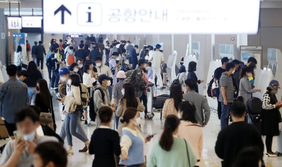 '위드코로나' 기대감에 호텔·여행주 날개 편다