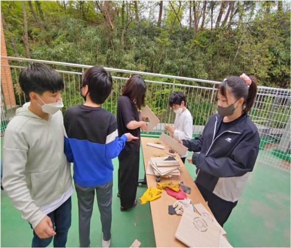 4년 새 학생 수가 10배 이상 증가한 강릉 옥천초 운산분교 재학생들이 체험학습을 하고 있다.(강원도교육청 제공) 2021.10.5/뉴스1
