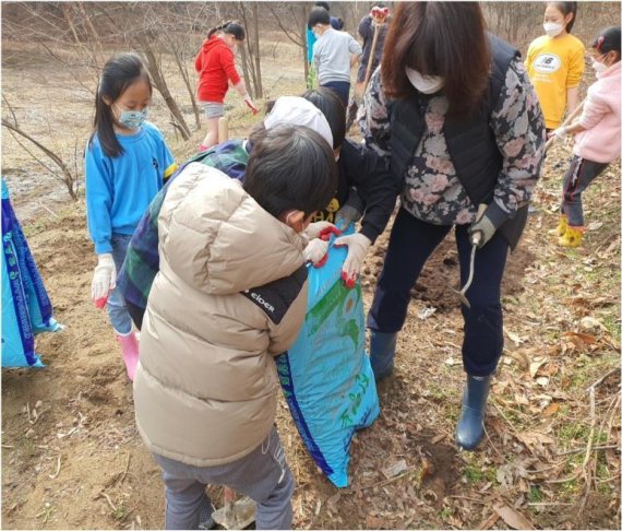 4년 새 학생 수가 10배 이상 증가한 강릉 옥천초 운산분교 재학생들이 체험학습을 진행하고 있다.(강원도교육청 제공) 2021.10.5/뉴스1