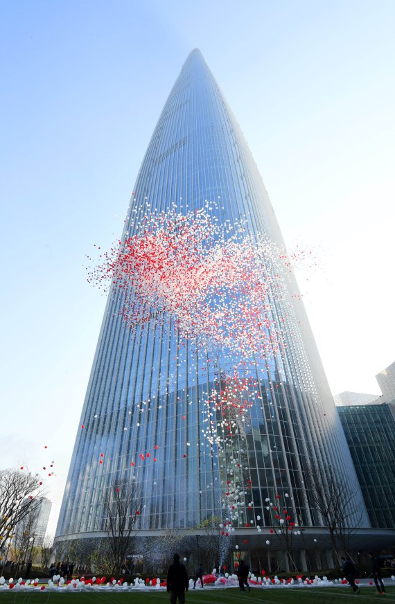 【서울=뉴시스】 최진석 기자=롯데그룹 창립 50주년을 맞은 3일 국내 최고 높이 건물(123층·555m)인 롯데월드타워 그랜드 오픈식이 올림픽로 롯데월드타워에서 열렸다. 개장을 축하하는 풍선이 하늘로 날려지고 있다. 2017.04.03.photo@newsis.com