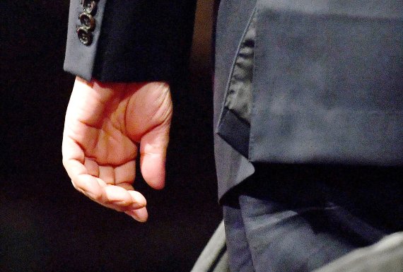[서울=뉴시스] 국회사진기자단 = 지난 5일 서울 여의도 한국방송공사 스튜디오에서 열린 제6차 방송토론회에 참석한 윤석열 국민의힘 대선 예비후보의 왼쪽 손바닥에 논란이 됐던 '왕(王)'자가 지워져 있다. 2021.10.05. photo@newsis.com