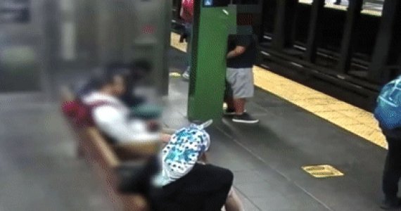 뉴욕에서 한 20대 흑인 여성이 지하철이 들어오는 순간 40대 여성을 선로로 밀쳤다. (NTPD crime stopper 갈무리) © 뉴스1