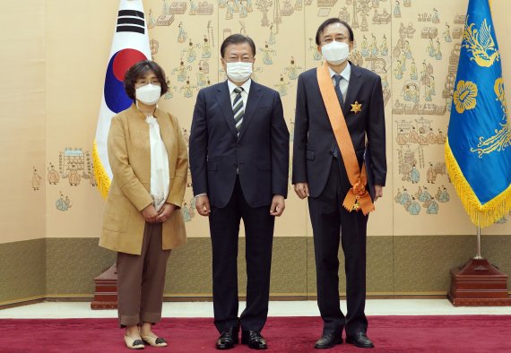 문재인 대통령이 6일 청와대 본관에서 이기택 전 대법관에게 훈장 수여 후 기념촬영을 하고 있다. 왼쪽은 이 전 대법관 배우자 홍혜경 씨.2021.10.6/뉴스1 © News1 이광호 기자