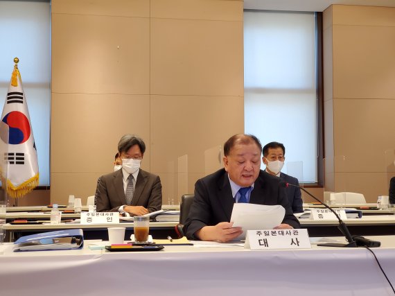 강창일 주일 한국대사가 6일 일본 도쿄 미나토구 주일 한국대사관에서 화상 방식으로 국회 외교통일위원회의 국정감사를 받고 있다.