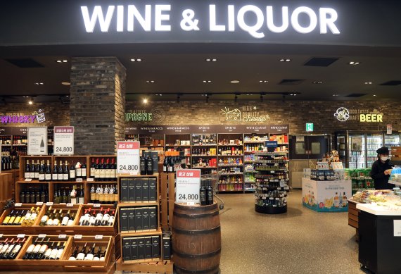 식료품 진열 대신 신차 시승센터… 진화하는 대형마트