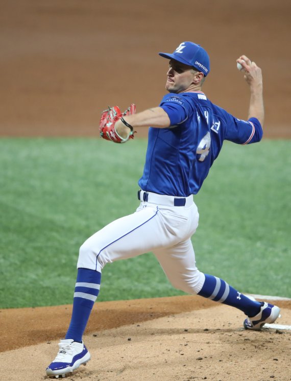 데이비드 뷰캐넌은 6일 고척 키움 히어로즈전에서 시즌 14승을 기록하며 에릭 요키시, 드류 루친스키와 함께 다승 공동 선두에 올랐다.(삼성 라이온즈 제공) © 뉴스1