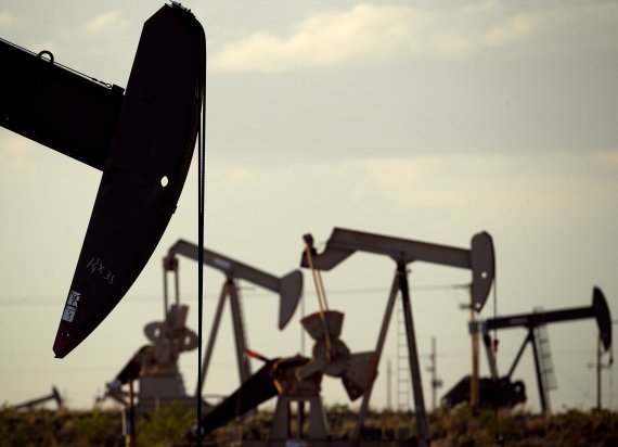 미국이 6일(현지시간) 석유 공급난을 완화하기 위해 전략비축유(SPR) 방출도 검토하고 있다고 밝혔다. 2015년 4월 24일 뉴멕시코주 퍼미안분지에서 양유기들이 석유를 끌어올리고 있다. AP뉴시스