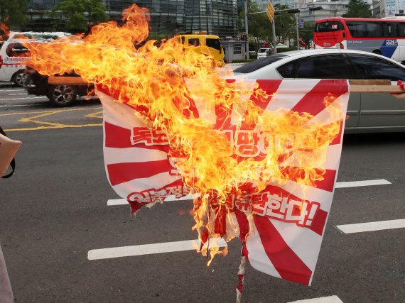 한국대학생진보연합 회원들이 지난 6월1일 오후 서울 종로구 주한 일본대사관 건너편에서 독도 영토표기 도쿄올림픽과 후쿠시마 방사능 오염수방류 반대 일본정부 강력 규탄 전범기 화형식을 하고 있다. /사진=뉴시스