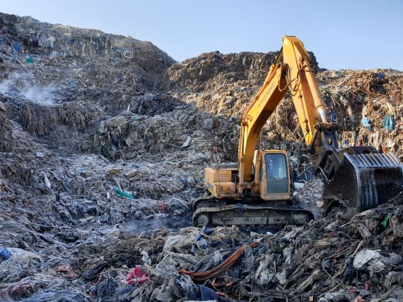 지난 2019년 의성군 단밀면 생송리 폐기물재활용업체에 불법적으로 적치된 쓰레기가 산을 이루고 있는 모습. 뉴시스 제공