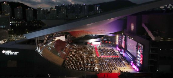 [부산=뉴시스] 하경민 기자 = 제26회 부산국제영화제 개막식이 열린 6일 오후 부산 해운대구 영화의전당 야외극장에서 영화인들이 레드카펫을 지나고 있다. 올해 영화제는 개막작인 임상수 감독의 '행복의 나라로'(Heaven: To the Land of Happiness)를 시작으로 15일까지 영화의전당을 포함한 6개 극장 29개 스크린에서 총 70개국의 작품 223편을 상영한다. 상영작의 관람좌석은 50%만 운영하고, 작품 1편당 2~3회씩 선보인다. 2021.10.06. yulnetphoto@newsis.com