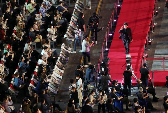 [부산=뉴시스] 하경민 기자 = 제26회 부산국제영화제 개막식이 열린 6일 오후 부산 해운대구 영화의전당 야외극장에서 봉준호 감독이 레드카펫을 지나고 있다. 올해 영화제는 개막작인 임상수 감독의 '행복의 나라로'(Heaven: To the Land of Happiness)를 시작으로 15일까지 영화의전당을 포함한 6개 극장 29개 스크린에서 총 70개국의 작품 223편을 상영한다. 상영작의 관람좌석은 50%만 운영하고, 작품 1편당 2~3회씩 선보인다. 2021.10.06. yulnetphoto@newsis.com