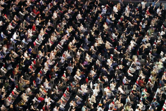 [부산=뉴시스] 하경민 기자 = 제26회 부산국제영화제 개막식이 열린 6일 오후 부산 해운대구 영화의전당 야외극장에서 관람객들이 거리를 띄운채 앉아있다. 올해 영화제는 개막작인 임상수 감독의 '행복의 나라로'(Heaven: To the Land of Happiness)를 시작으로 15일까지 영화의전당을 포함한 6개 극장 29개 스크린에서 총 70개국의 작품 223편을 상영한다. 상영작의 관람좌석은 50%만 운영하고, 작품 1편당 2~3회씩 선보인다. 2021.10.06. yulnetphoto@newsis.com