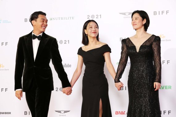 [부산=뉴시스] 박진희 기자 = 배우 유아인, 김신록, 김현주가 6일 오후 부산 해운대구 영화의전당에서 열린 제26회 부산국제영화제 개막식 레드카펫 행사에 참석하고 있다. 2021.10.06. pak7130@newsis.com