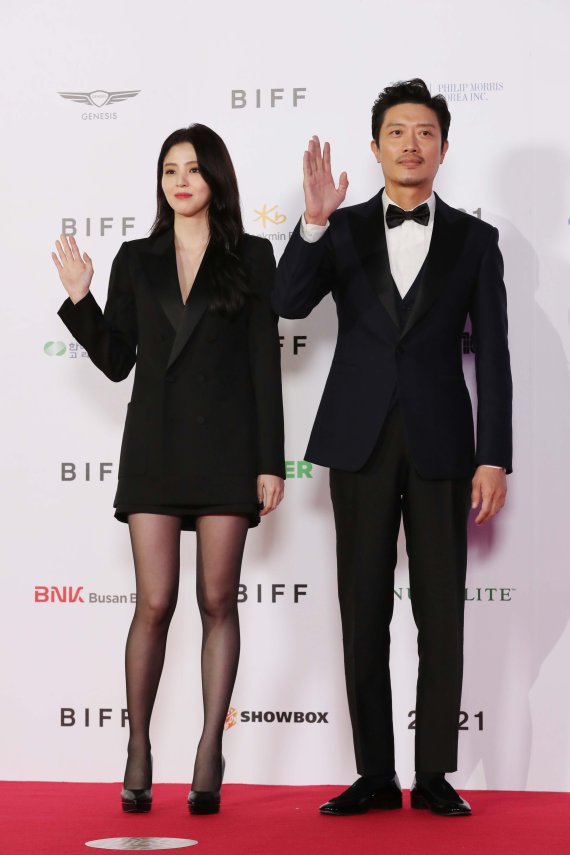 [부산=뉴시스] 박진희 기자 = 배우 한소희와 박희순이 6일 오후 부산 해운대구 영화의전당에서 열린 제26회 부산국제영화제 개막식 레드카펫 행사에 참석하고 있다. 2021.10.06. pak7130@newsis.com