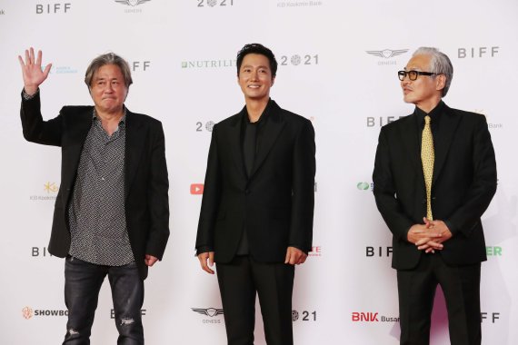 [부산=뉴시스] 박진희 기자 = 배우 최민식, 박해일, 임상수 감독이 6일 오후 부산 해운대구 영화의전당에서 열린 제26회 부산국제영화제 개막식 레드카펫 행사에 참석하고 있다. 2021.10.06. pak7130@newsis.com