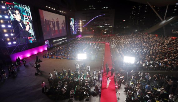 [부산=뉴시스] 하경민 기자 = 제26회 부산국제영화제 개막식이 열린 6일 오후 부산 해운대구 영화의전당 야외극장에서 영화인들이 레드카펫을 지나고 있다. 올해 영화제는 개막작인 임상수 감독의 '행복의 나라로'(Heaven: To the Land of Happiness)를 시작으로 15일까지 영화의전당을 포함한 6개 극장 29개 스크린에서 총 70개국의 작품 223편을 상영한다. 상영작의 관람좌석은 50%만 운영하고, 작품 1편당 2~3회씩 선보인다. 2021.10.05. yulnetphoto@newsis.com