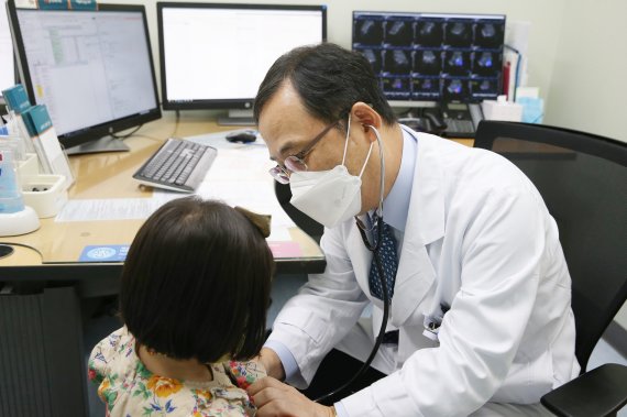 김경모 서울아산병원 소아청소년과 교수(오른쪽)가 담도폐쇄증으로 2년 전 생체 간이식 수술을 받았던 소아 환자를 진찰하고 있다. 서울아산병원 제공