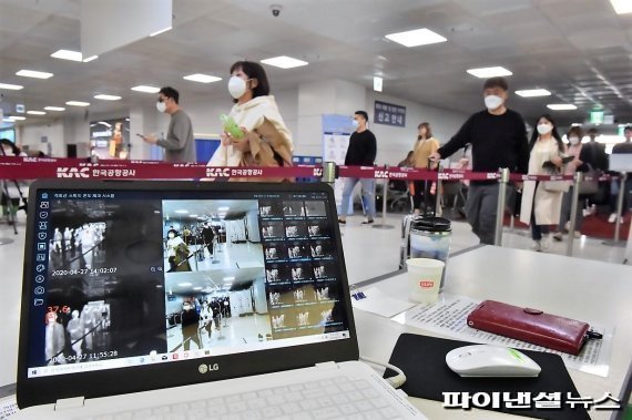 제주국제공항 국내선 도착장에서 진행되고 있는 발열검사. /사진=fnDB