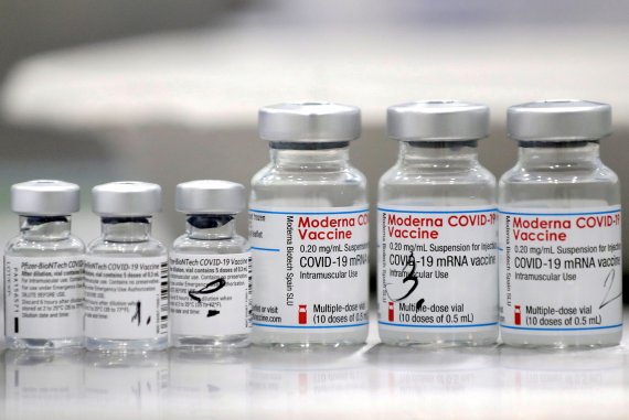 미국 식품의약청(FDA)이 12일(현지시간) 모더나의 코로나19 백신 부스터샷 접종에 부정적 입장을 나타냈다. 사진 오른쪽이 모더나의 코로나19 백신. 로이터뉴스1