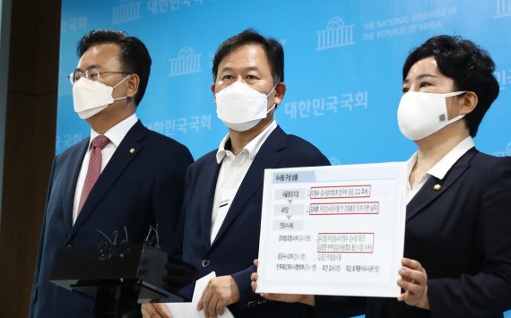 국민의힘 법제사법위원회 소속 유상범(왼쪽부터), 윤한홍, 조수진 의원. 2021.9.30/뉴스1 © News1 구윤성 기자