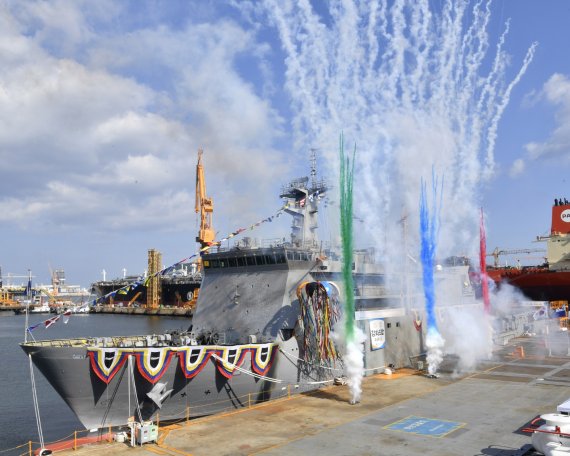 7일 오후 거제 대우조선해양 옥포조선소에서 해군의 차기 잠수함구조함 강화도함 진수식이 열리고 있다. 사진=해군 제공