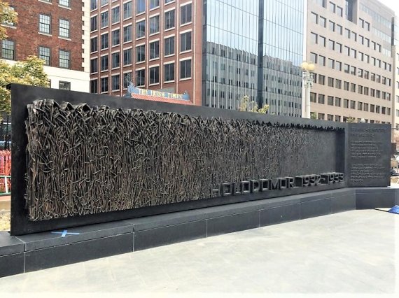 미국 워싱턴DC 중심가에 설치된 홀로도모르 추모벽 / 사진출처 = 위키피디아